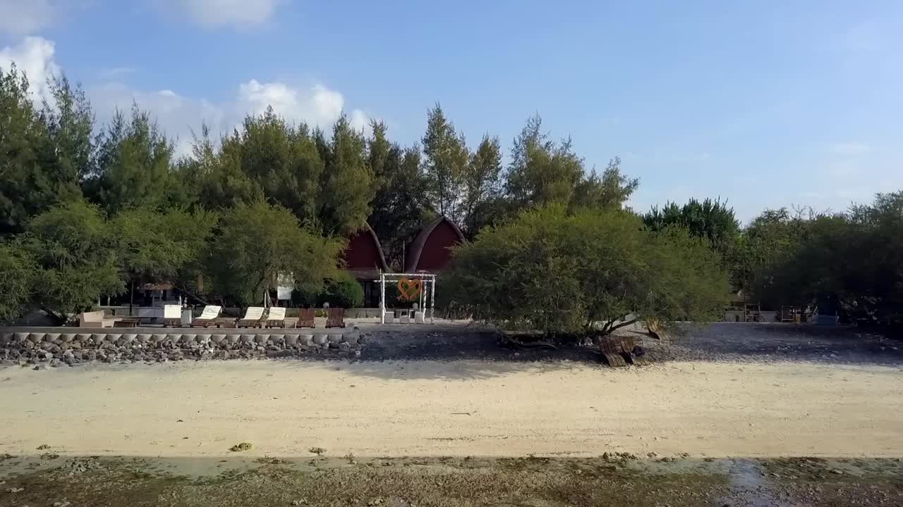 바다 옆 오두막으로 해변을 걷고 있는 커플