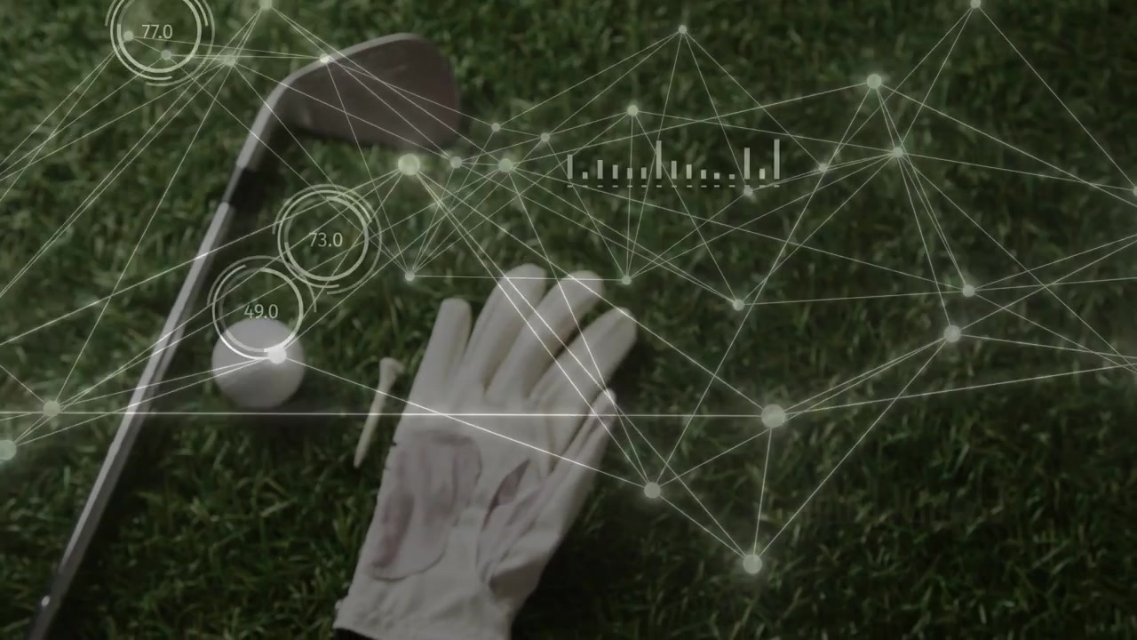 Mano guantata che si sistema sull'erba, avviando un'animazione di dati sovrapposti su mazza e palla per l'analisi del golf.