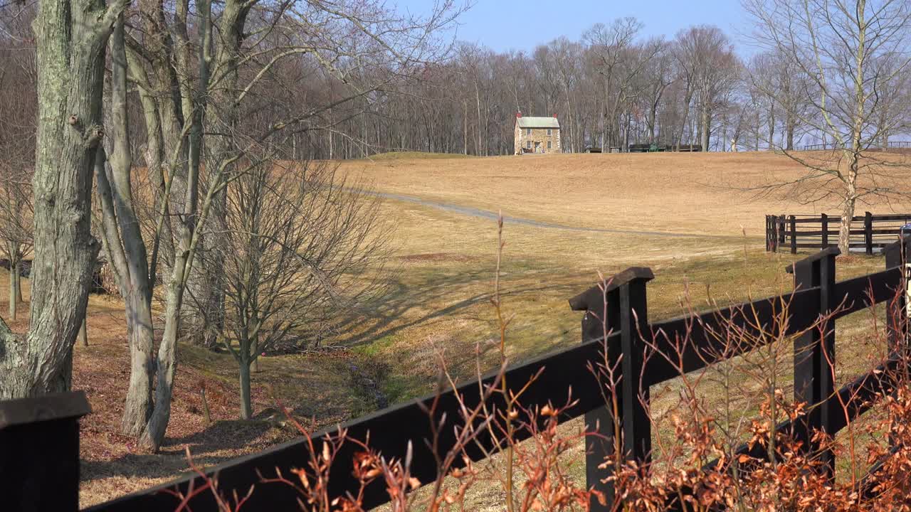 una pequeña cabaña remota en una zona rural