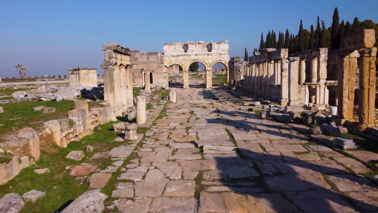 caminatas turísticas a las históricas puertas arqueadas de la ciudad a las ruinas en la calle principal paseo marítimo pasarela