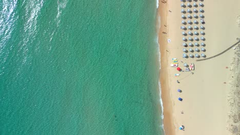 Vista-Aérea-Aérea-Estática-De-Una-Playa-En-Cerdeña-Italia