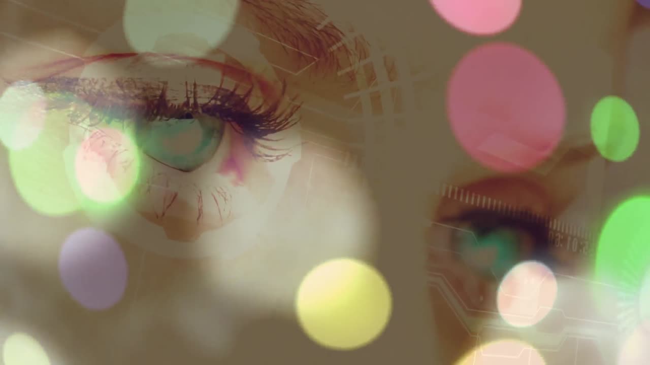 다채로운 빛나는 점, 데이터 처리 및 범위 스캔, 여성 눈의 근접