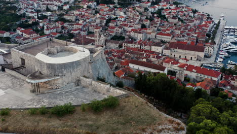 Antigua-E-Histórica-Fortaleza-Española-Con-La-Ciudad-De-Hvar-Y-El-Puerto-De-Fondo-En-Croacia