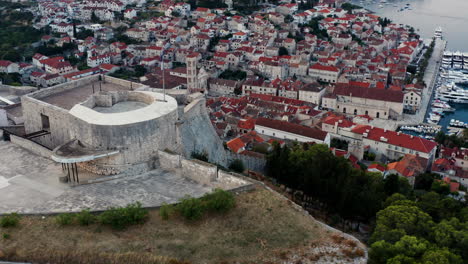 antigua e histórica fortaleza española con la ciudad de hvar y el puerto de fondo en croacia