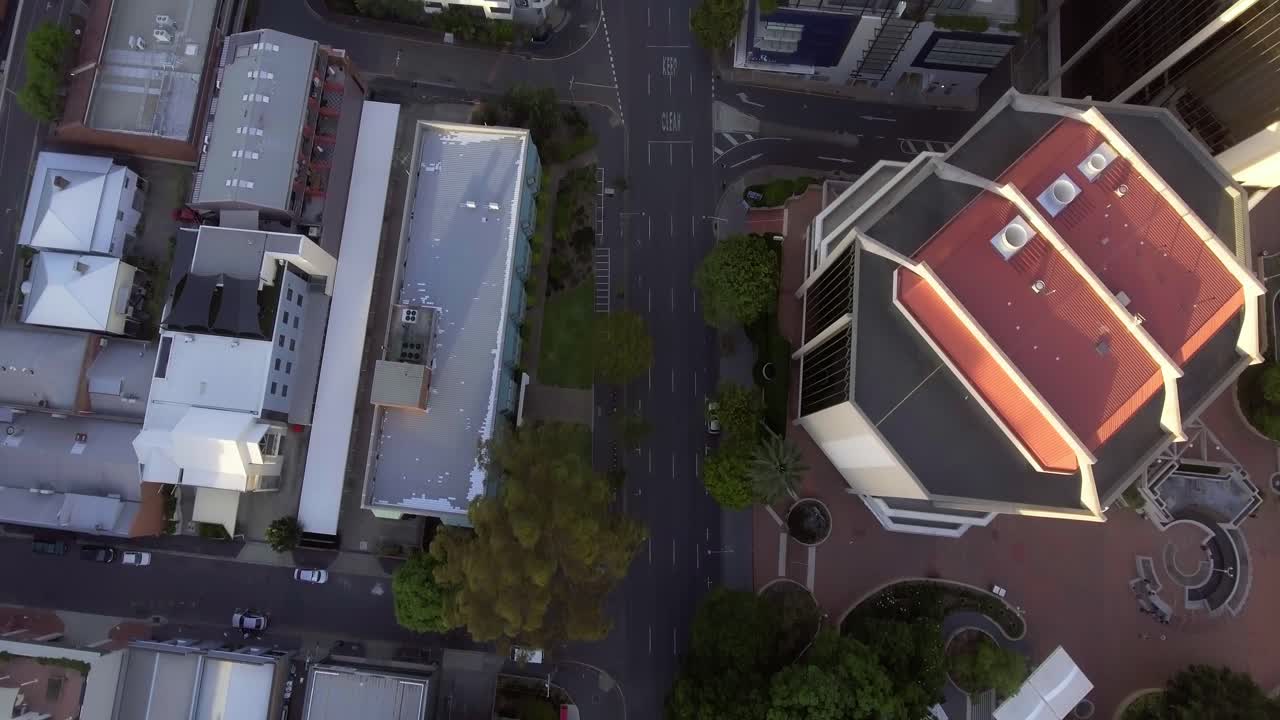 Vista superior do centro da cidade de Brisbane, Austrália, durante o pôr do sol
