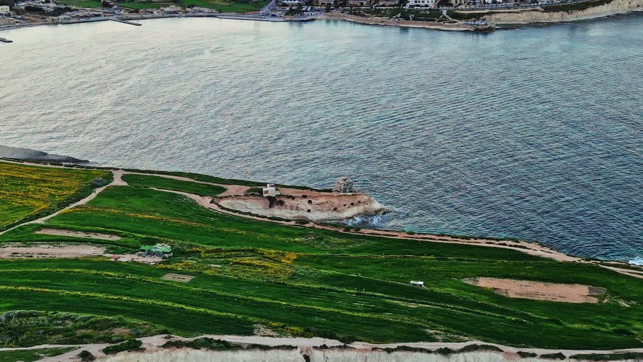 Vista di campi verdi e acqua blu lungo la costa di Malta