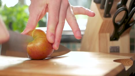 toma en cámara lenta de una manzana cortada por la mitad con un cuchillo afilado