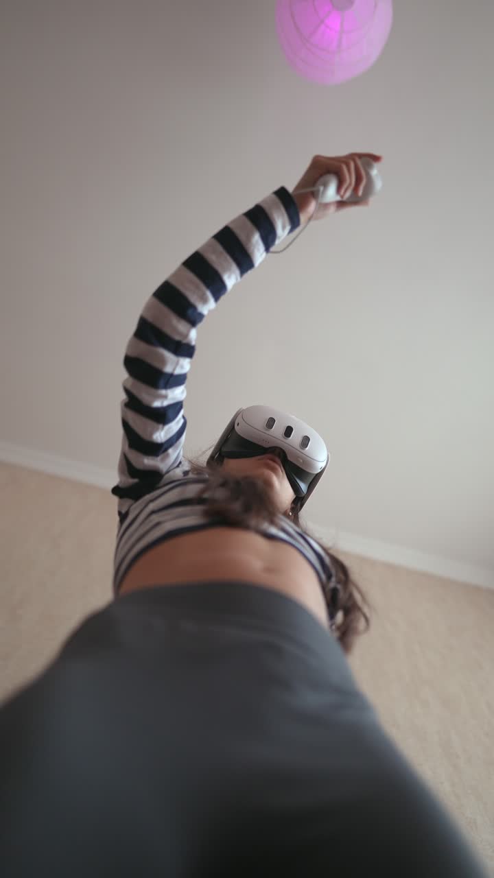 mujer jugando al juego vr en casa