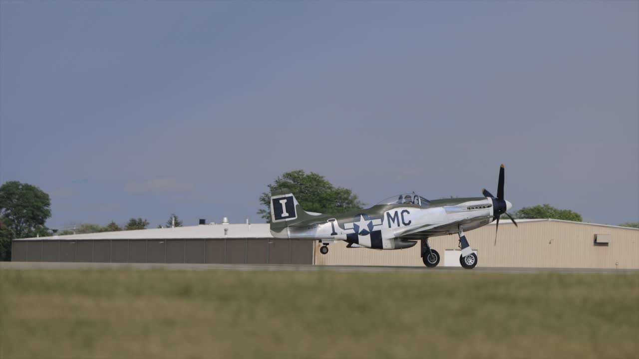 el p-51 mustang despega en la pista.