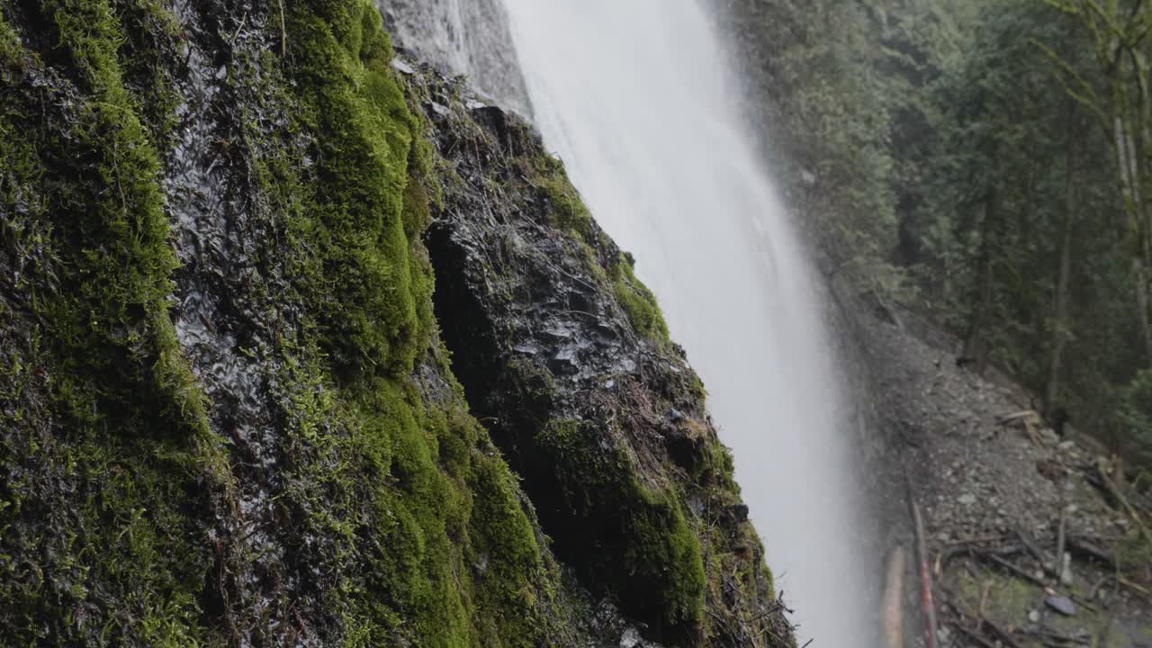 la ladera rocosa de las hermosas cascadas de velo de novia en columbia británica - cerrar
