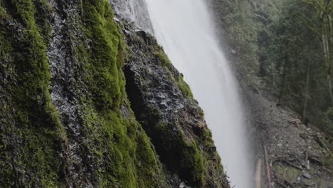 La-Ladera-Rocosa-De-Las-Hermosas-Cascadas-De-Velo-De-Novia-En-Columbia-Británica---Cerrar