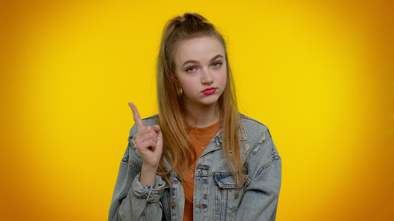 소녀는 손가락을 흔들고 "아니요, 조심하세요"라고 말하고, 비난하고, 위험을 피하기 위해 조언합니다.