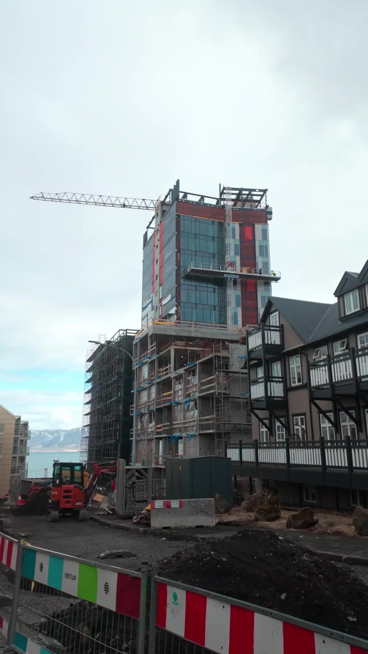 Un vídeo vertical de una obra de construcción en Reikiavik, Islandia