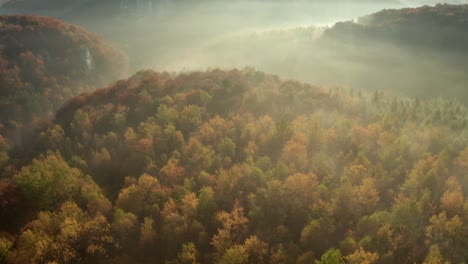 Vista-Aérea-Del-Amanecer-De-La-Montaña-De-Niebla