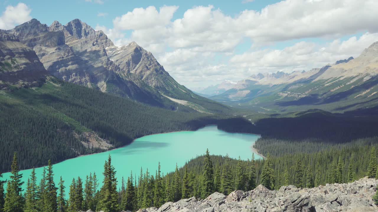 lago peyto en el parque nacional de banff en las montañas rocosas canadienses
