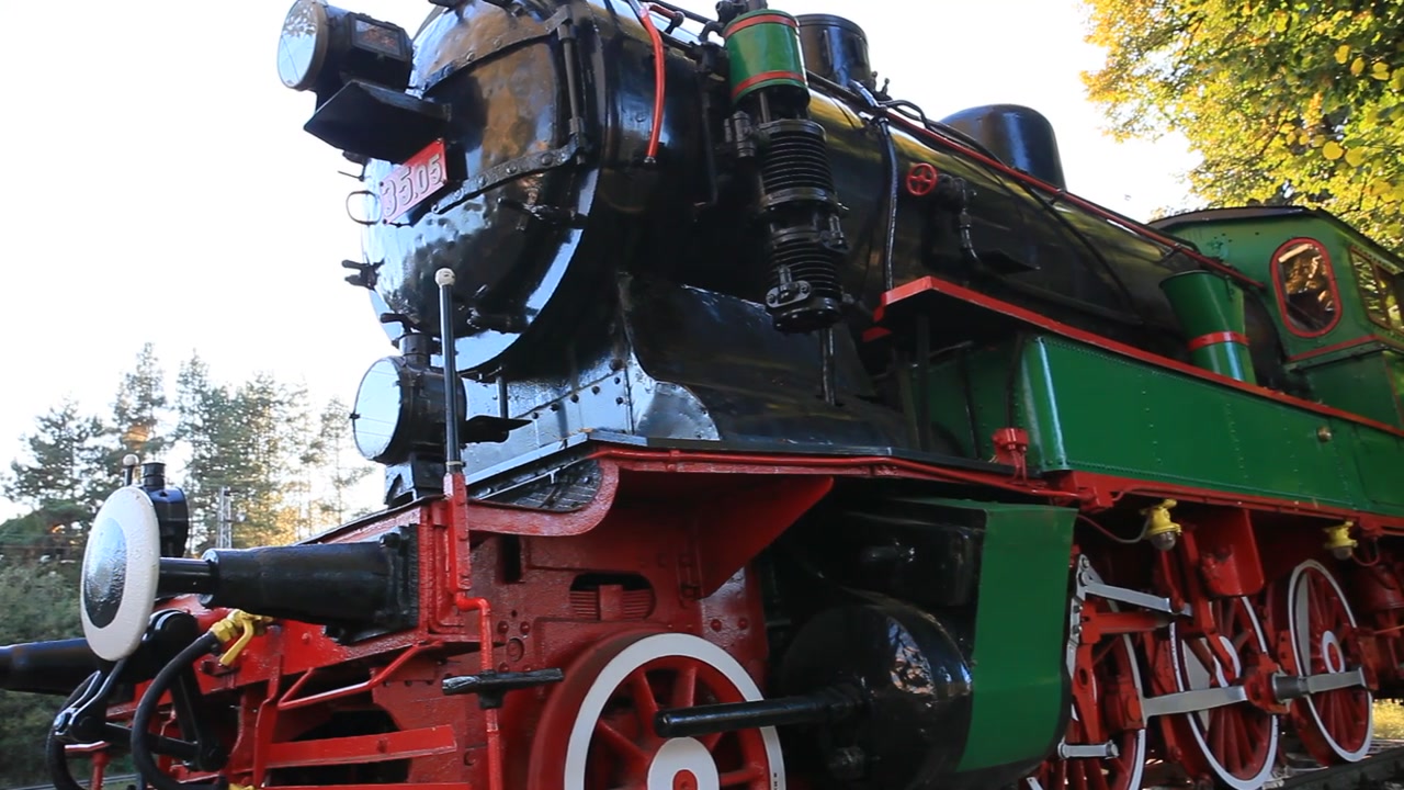 Locomotora del tren del rey búlgaro Fernando. Producida en 1911 en Alemania. Pieza de museo en Tsareva livada - Bulgaria. La máquina de vapor, con un peso de más de 50 toneladas, funciona a 65 km/h.