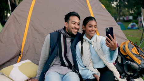 Pareja-Feliz,-Relajarse-Y-Selfie-En-El-Campamento-En-La-Naturaleza