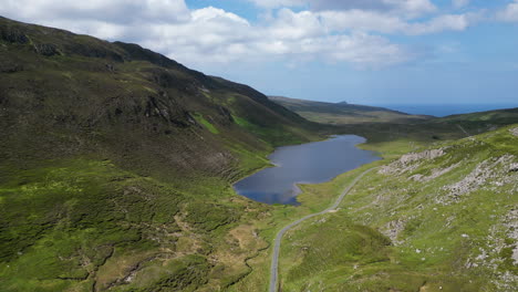 Una-Mosca-A-Través-De-Un-Hermoso-Y-Tranquilo-Valle-En-Donegal,-En-La-Costa-Oeste-De-Irlanda