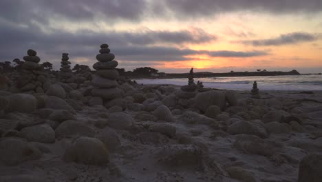 Atardecer-En-La-Playa-De-Guijarros-En-Monterey,-California