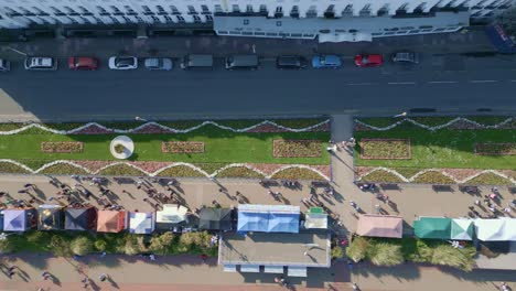 volando sobre la orilla del mar, la gente, los edificios y el mercado callejero