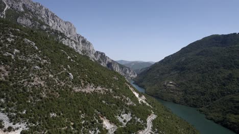 Drohnenvideo-Eines-Frontflugzeugs,-Das-über-Den-Drin-Fluss-Am-Valbona-Pass-Im-Landkreis-Kukes-Vorrückt