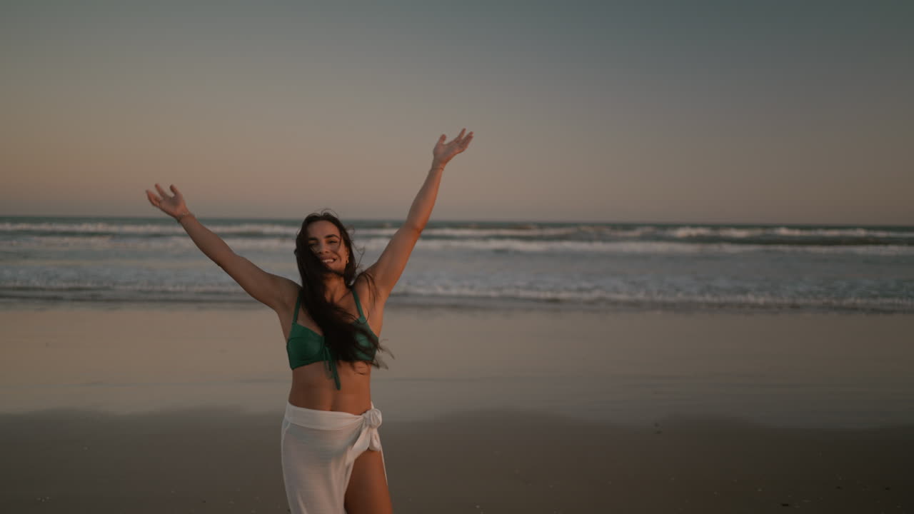 해변에서 포즈를 취하는 여자