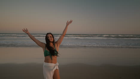mujer posando en la playa
