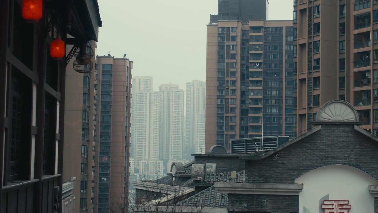 Distrito de Yuzhong, Chongqing: Vista nebulosa de densas torres residenciais com telhado tradicional e lanterna vermelha.