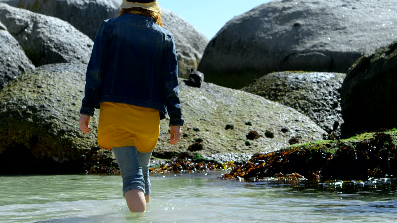 해변 4k에서 물 위를  ⁇ 고 있는 여자