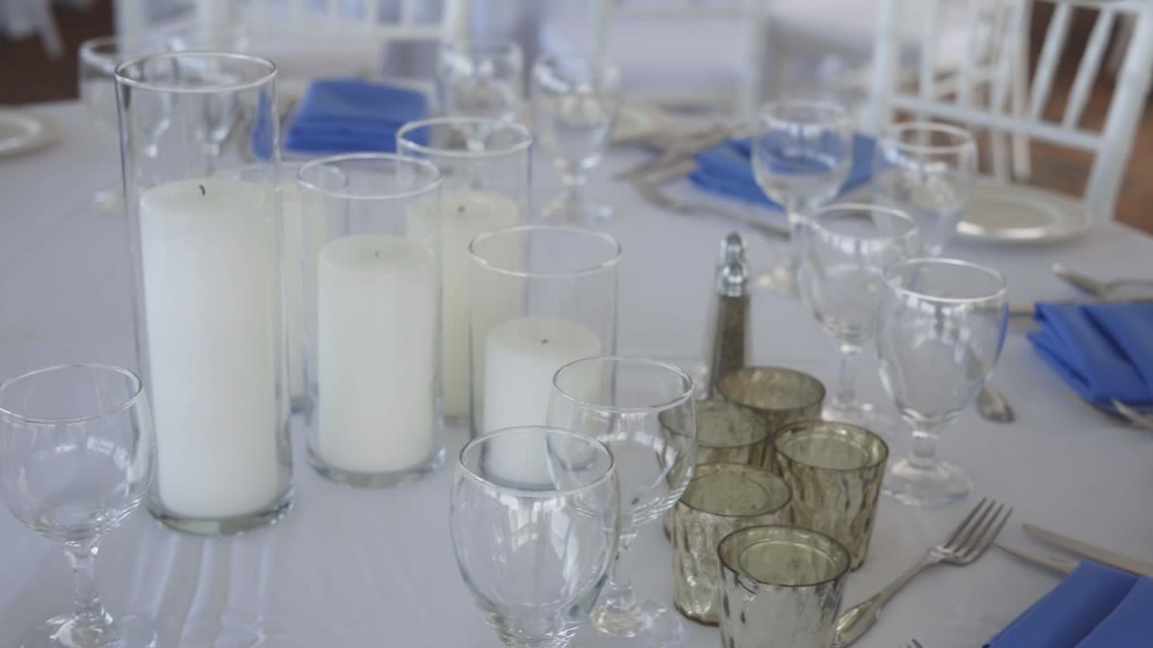 Addetto prepara il tavolo al ricevimento di matrimonio