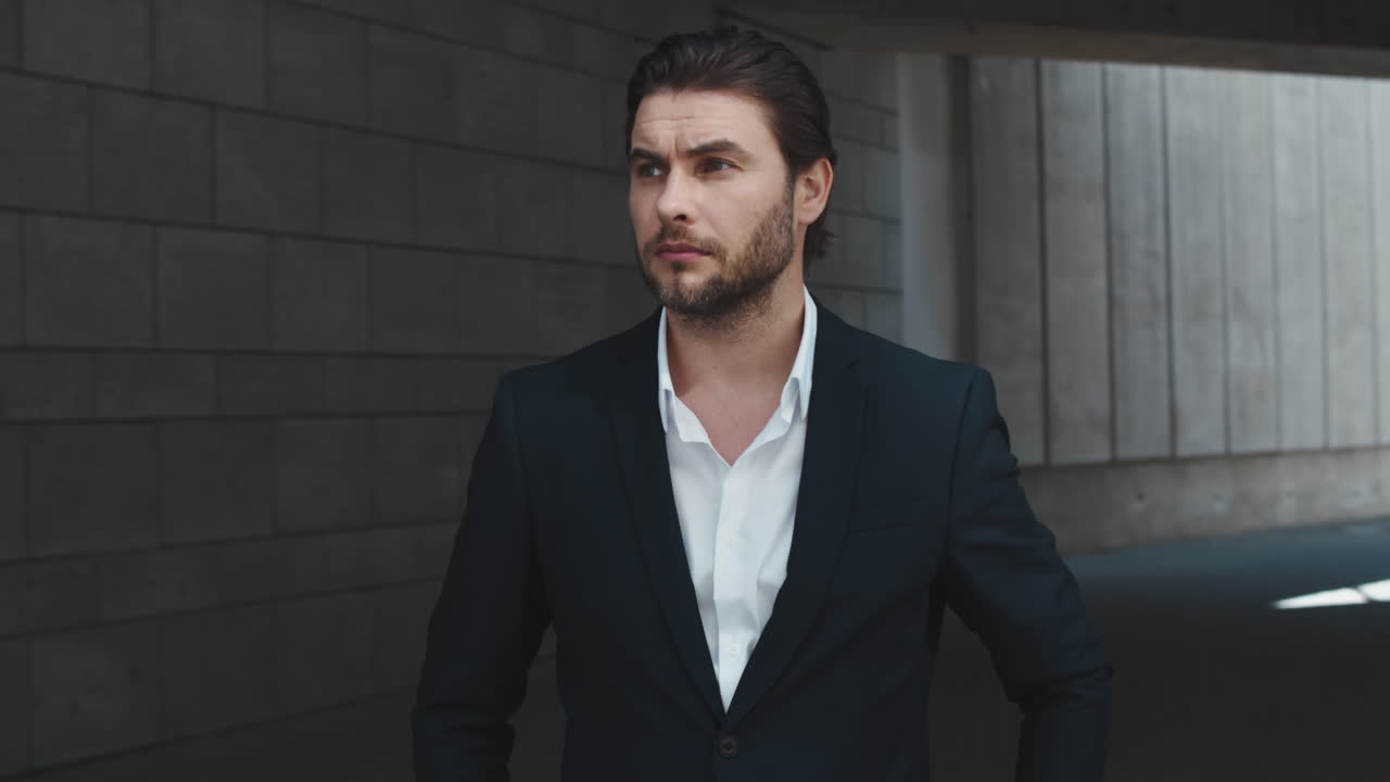 동료를 기다리는 사업가