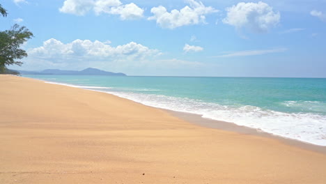 野生島<unk> - 空白的黃色沙灘線和<unk>色海水,慢的平靜的海浪和無人的雲天,樹木,通用,靜態,背景上的山脈