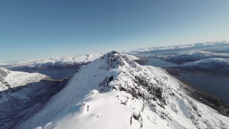 volando a lo largo de una cresta montañosa que conduce a buren en el norte de noruega