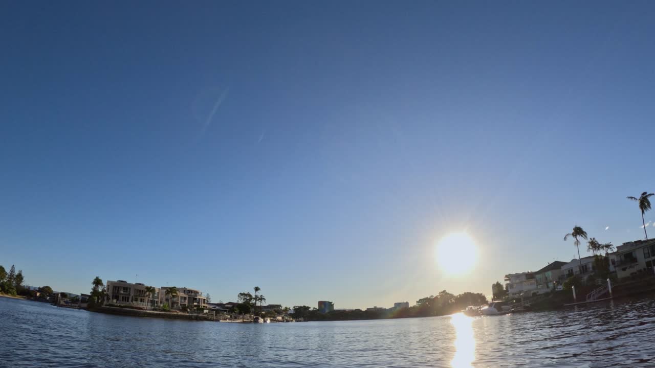 건물 근처 의 물 위 에 해 가 지는 것