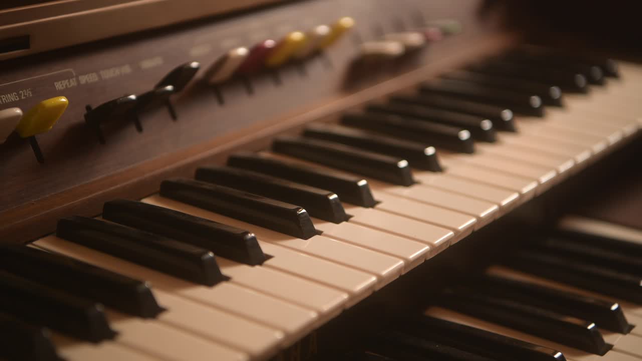 전기 오르간 커버가 열리고 노래가 연주됩니다.