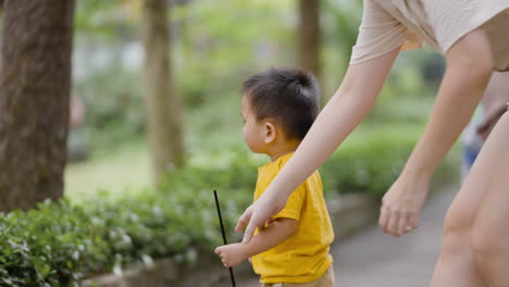 niño asiático con su madre en un parque