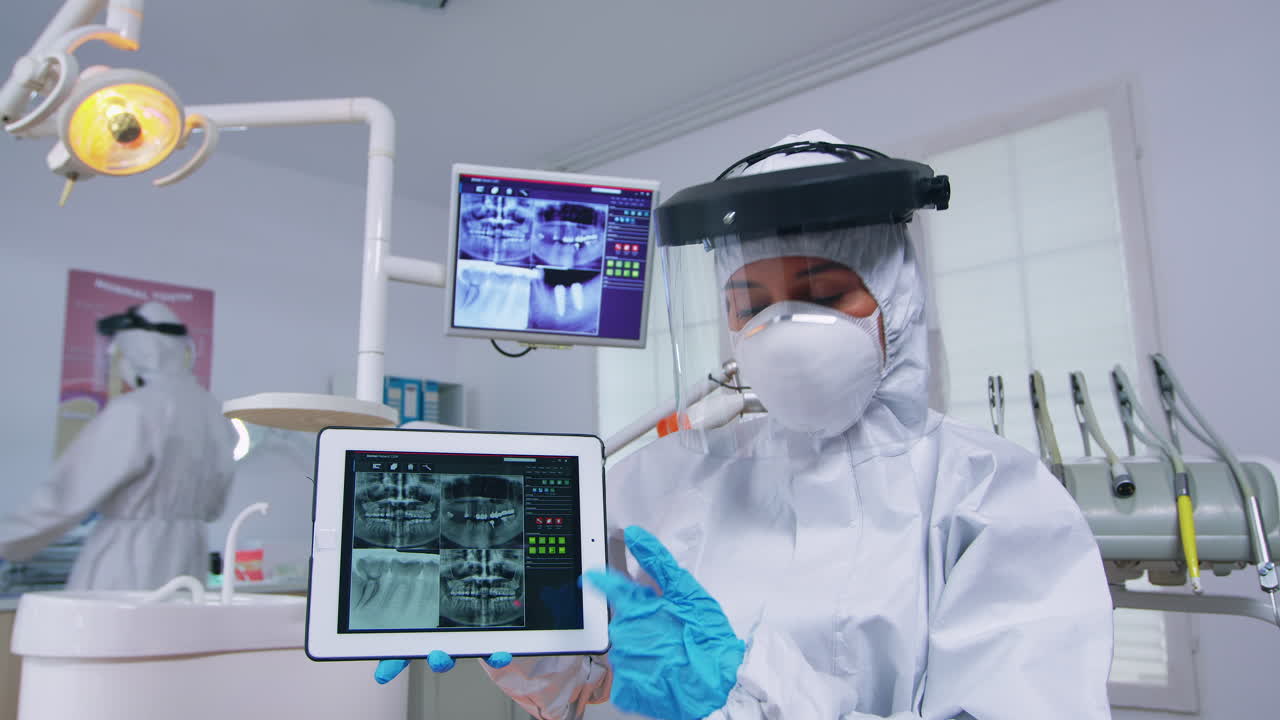 paciente del dentista explicando la radiografía digital dental