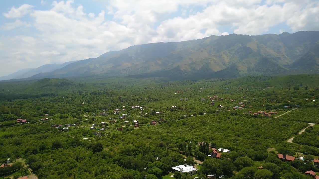 Veduta aerea della città turistica di Merlo con le montagne di Córdoba sullo sfondo, Argentina.