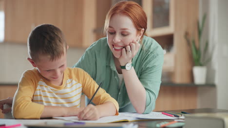 Familia,-Educación-Y-Una-Madre-Ayudando-A-Su-Hijo