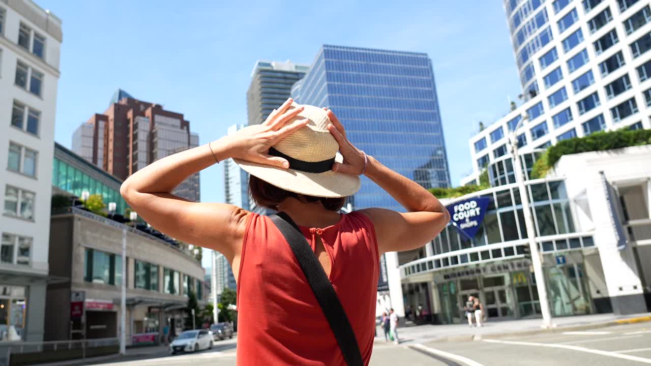 Una donna con un cappello in città