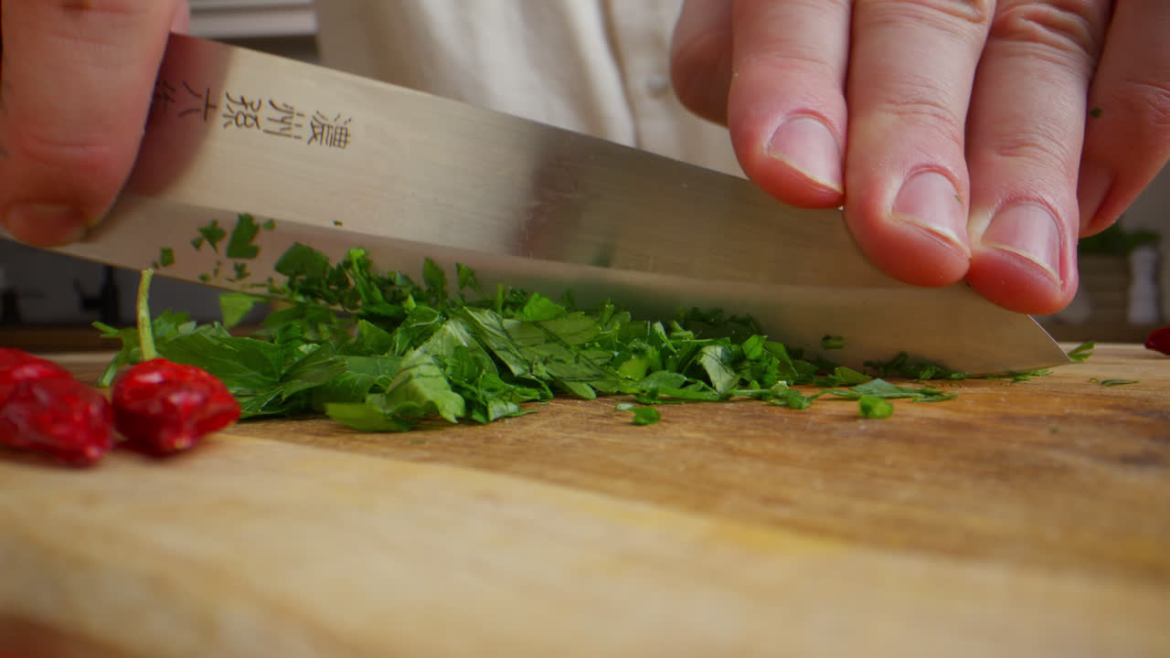 셰프가 파슬리를 잘라내고 있습니다.