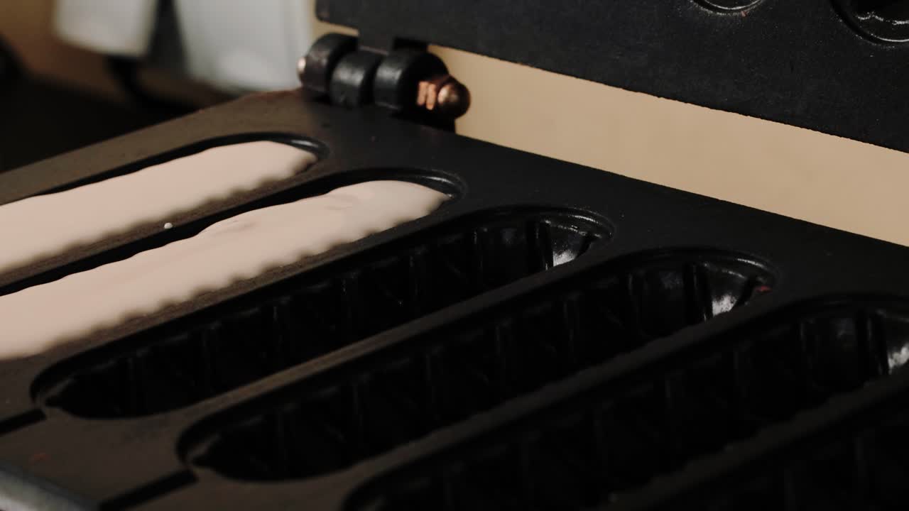 заливка вафельной смеси в тостер для приготовления мини-вафель