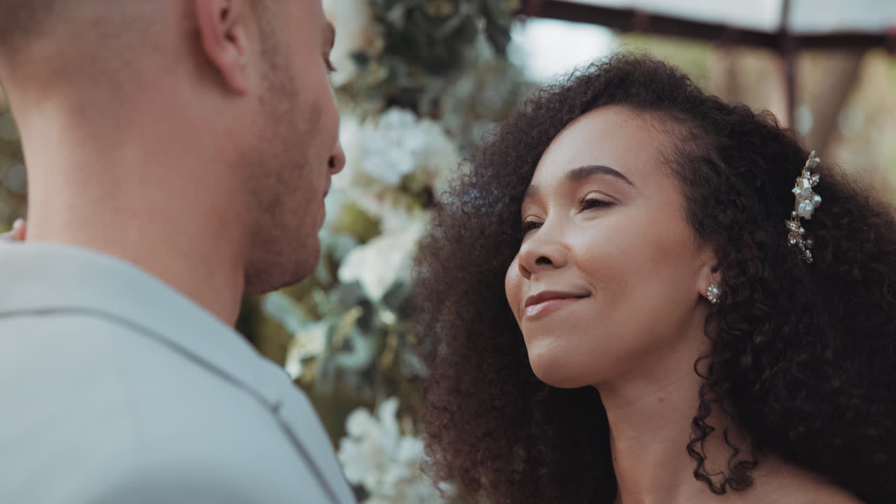 amor, baile y pareja en la boda para el compromiso