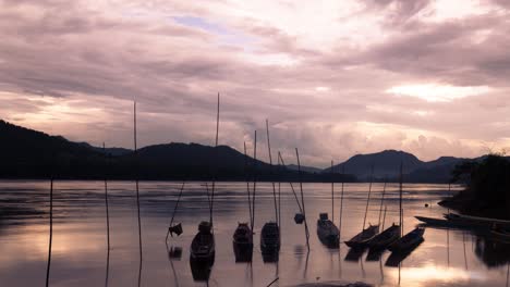 Barcos-De-Pesca-Estacionados-A-Lo-Largo-Del-Mekong-Al-Atardecer