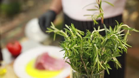 chef preparando romero para un plato