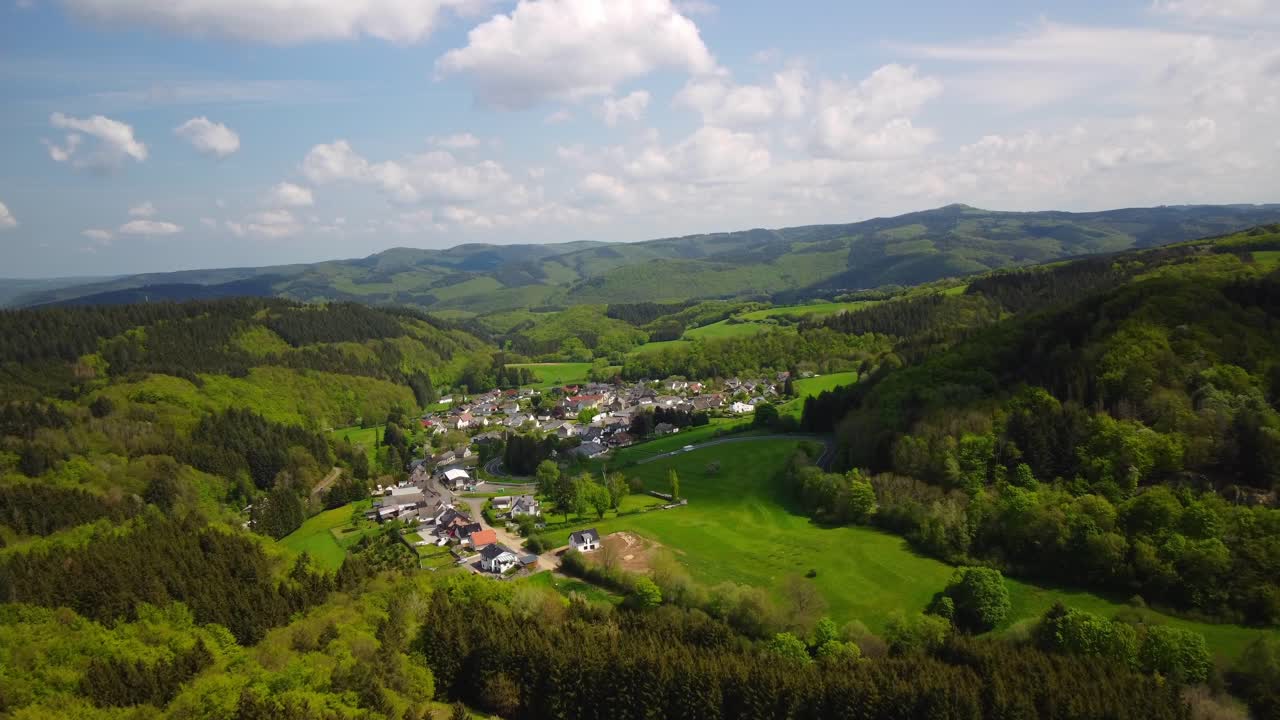 drone filmó la ciudad de nürburg en alemania con la naturaleza y la vegetación del campo