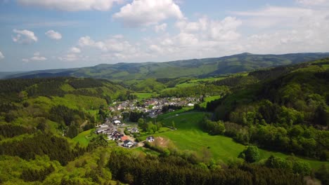 Drohnenaufnahme-Der-Stadt-Nürburg-In-Deutschland-Mit-Natur-Und-Grünem-Grün