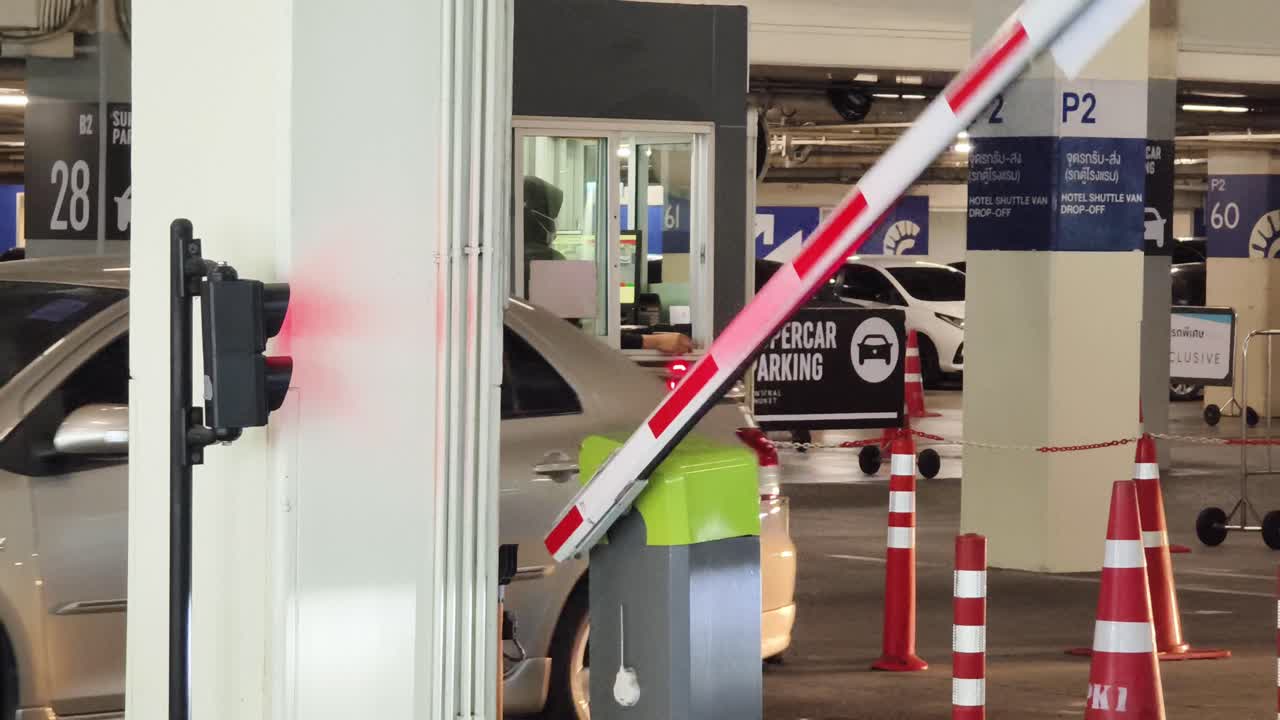 주차장 입구 및 출구