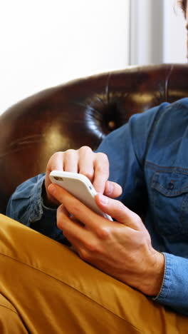 hombre de negocios usando teléfono móvil