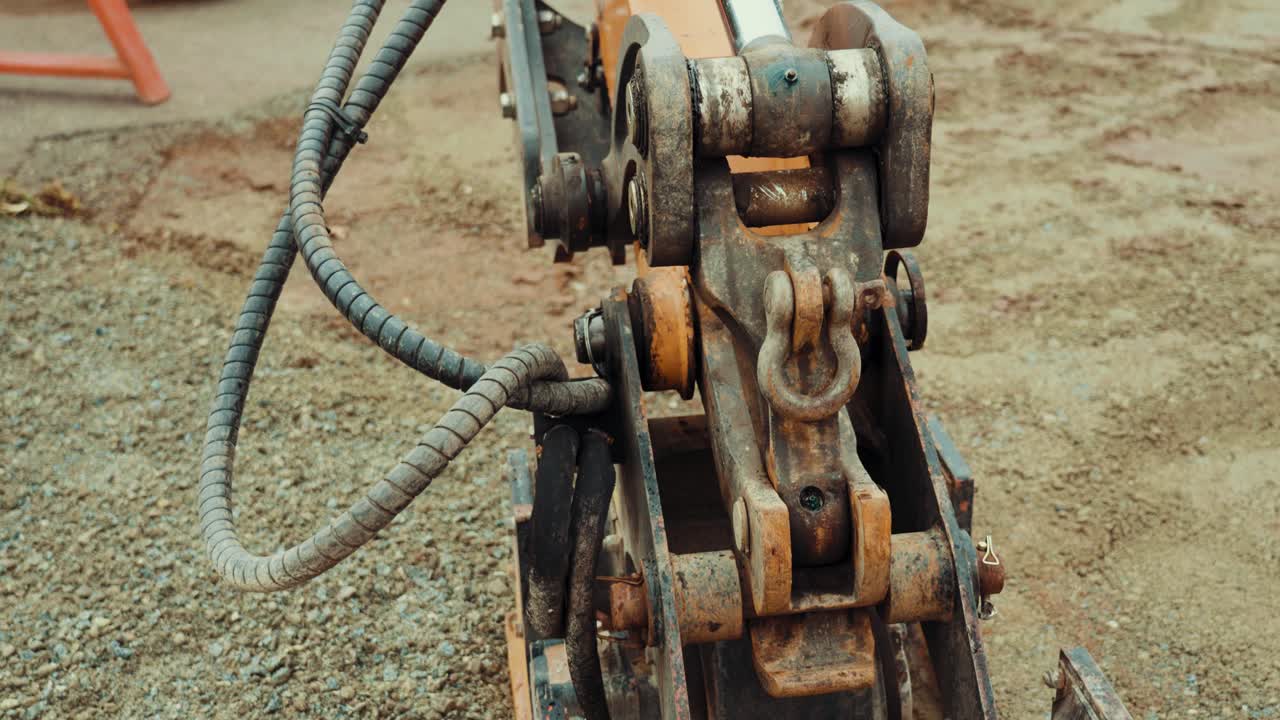 máquina compactadora de placa vibratoria mangueras y bisagras en movimiento